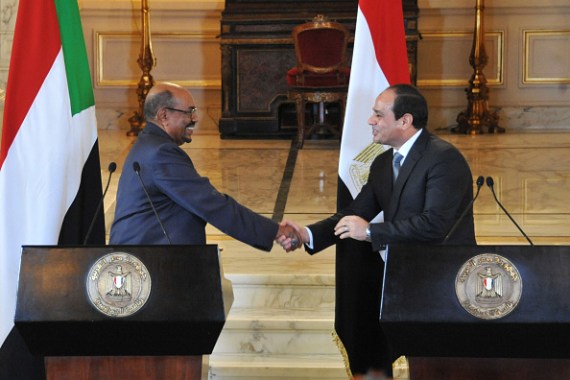 الرئيس المصري عبد الفتاح السيسي (يمين) والرئيس السوداني عمر البشير (يسار) (أرشيفية)