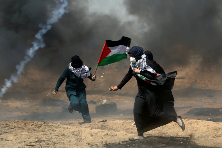 متظاهرات يتدافعن للغطاء من الغاز المسيل للدموع الذي أطلقته قوات الاحتلال الإسرائيلي على مسيرات العودة