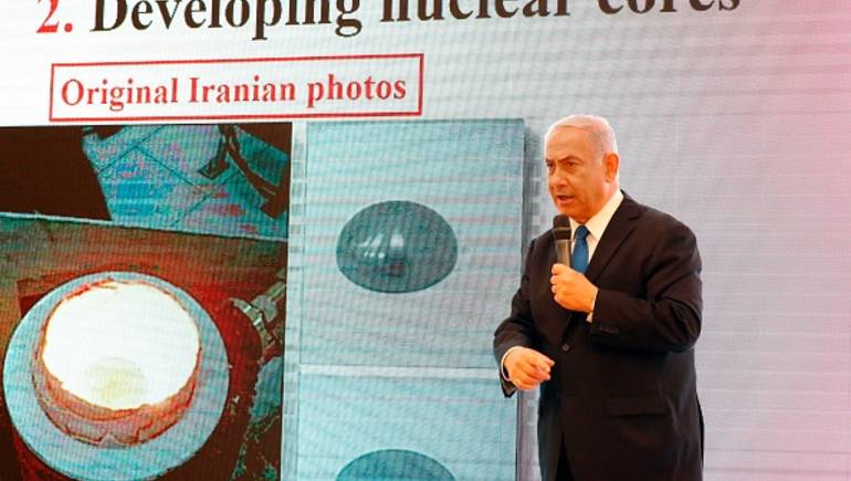 رئيس وزراء الاحتلال الإسرائيلي بنيامين نتنياهو يعرض "وثائق تعود للملف النووي الإيراني"