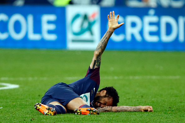 البرازيلي داني ألفيس لاعب باريس سان جيرمان أصيب في الرباط الصليبي للركبة اليمنى خلال نهائي كأس فرنسا 