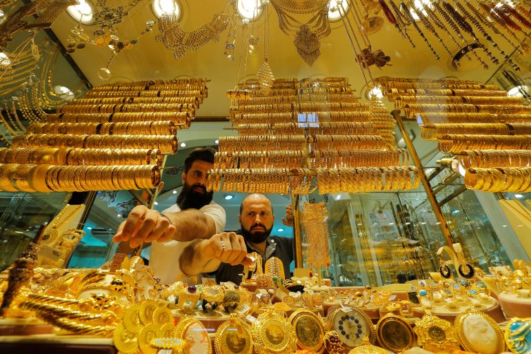 بائع مجوهرات يقوم بترتيب الذهب المعروض في إسطنبول