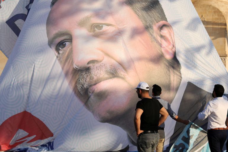 شبان يعلقون لافتة ضخمة لصورة الرئيس التركي رجب طيب أردوغان