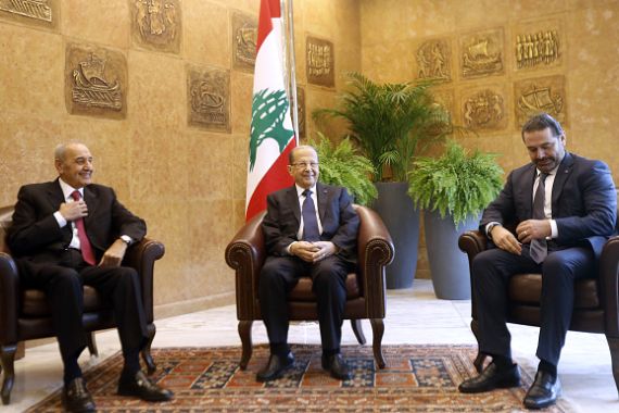 رئيس الوزراء اللبناني سعد الحريري (يمين) والرئيس ميشال عون في (الوسط) ورئيس مجلس النواب اللبناني نبيه بري (يسار) في القصر الرئاسي في بعدبا