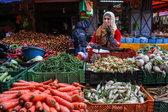 امرأة تبيع الخضار في السوق بالدار البيضاء في المغرب