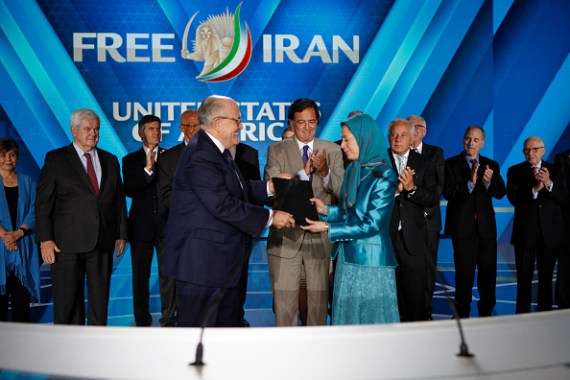 محامي الرئيس الأمريكي دونالد ترمب رودي غولياني مع زعيمة المعارضة الإيرانية مريم رجوي في اجتماع بباريس