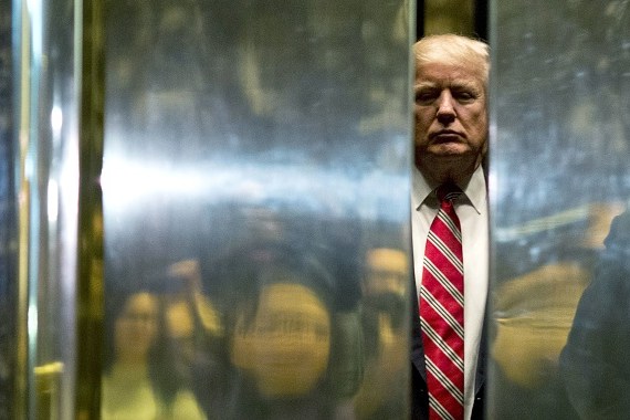 الرئيس الأمريكي دونالد ترمب داخل "مصعد" البرج الذي يمتلكه 