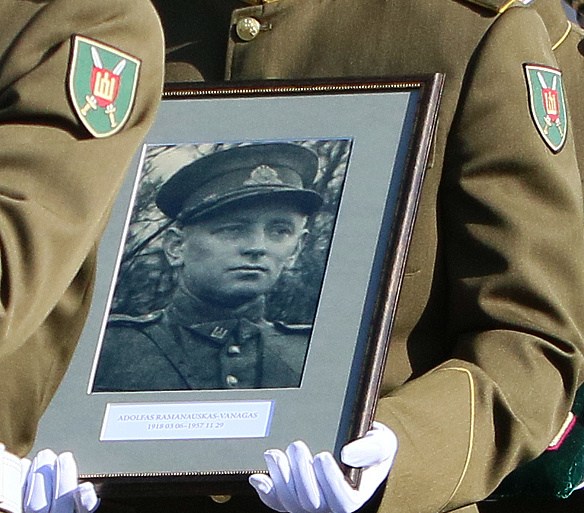 جندي يحمل صورة بطل المقاومة ضد السوفيات أدولفاس رامانوسكاس 