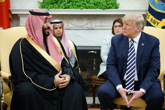 الرئيس الأمريكي دونالد ترمب (يمين) وولي العهد السعودي محمد بن سلمان