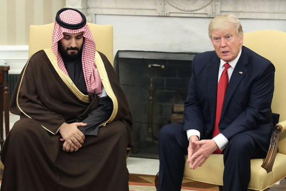 الرئيس الأمريكي دونالد ترمب (يمين) وولي العهد السعودي محمد بن سلمان