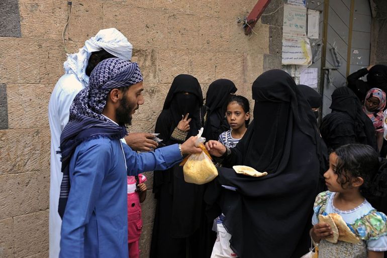يمنيات يصطففن للحصول على المساعدات الغذائية
