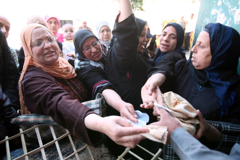مصريات يحتشدن للحصول على خبز مدعم
