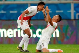 أطاح المنتخب البيروفي بحامل اللقب منتخب تشيلي وتغلب عليه بثلاثة أهداف دون رد