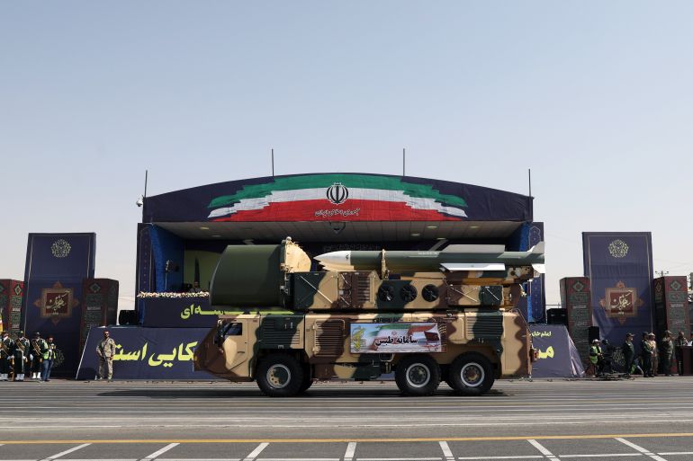 صواريخ إيرانية خلال عرض عسكري في طهران