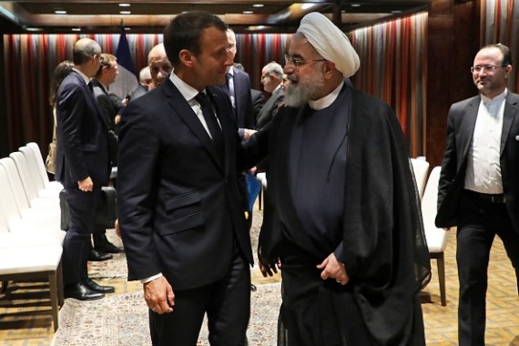 الرئيس الفرنسي إيمانويل ماكرون والرئيس الإيراني حسن روحاني