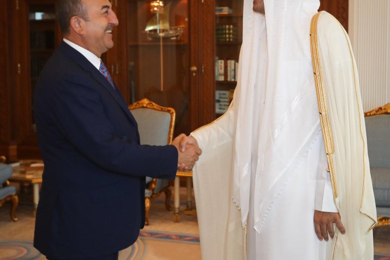 أمير دولة قطر الشيخ تميم بن حمد آل ثاني(يمين) ووزير الخارجية التركي مولود تشاووش أوغلو