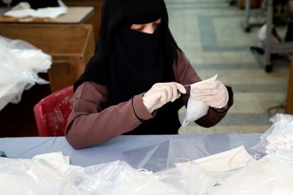 امرأة يمنية تقوم بتصنيع "كمامات" في مصنع نسيج بصنعاء 
