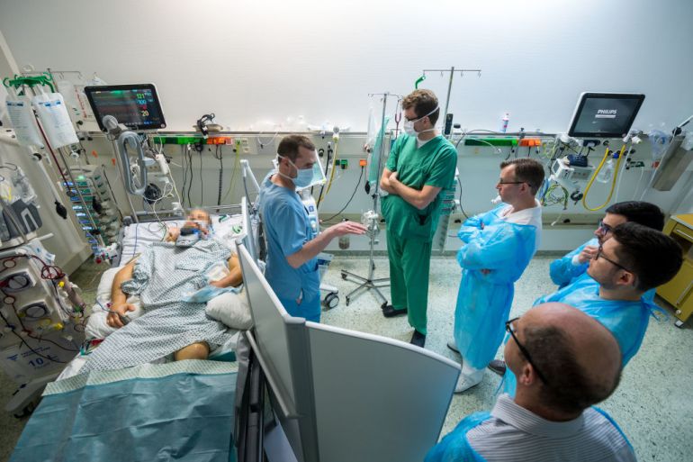 أطباء ألمان يعالجون مريضا مصابا بفيروس كورونا