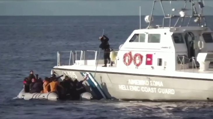 أحد أفراد قوات الساحل اليوناني يحاول إبعاد مركب المهاجرين عن قاربه بعنف