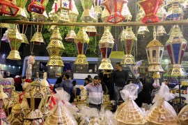 يحتفل المصريون باستقبال الشهر الفضيل منذ الستينات وحتى الآن بالاستماع إلى أغنية "رمضان جانا" 