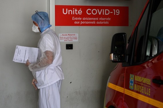 ممرض في فرنسا يدخل لوحدة معالجة مرضى فيروس كورونا