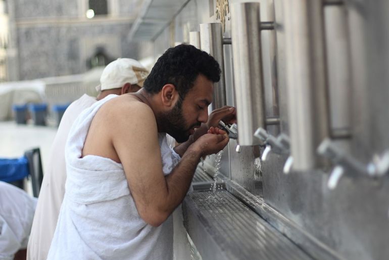 مسلم يشرب ماء زمزم في المسجد الحرام بمكة المكرمة