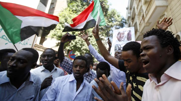 سودانيون أمام مقر سفارتهم في القاهرة