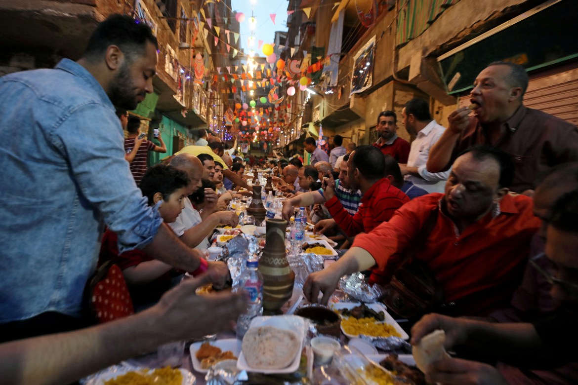 تجمع سكان عزبة حمادة في حي المطرية بالقاهرة لتناول الإفطار خلال شهر رمضان بالعام الماضي، قبل أن تتبدل الأحوال، وتفرض أزمة كورونا التباعد الاجتماعي، وغلق المساجد، ومنع الإفطار الجماعي، وموائد الرحمن الشهيرة.