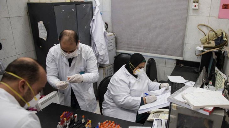 استمرار تزايد وفيات الأطباء جراء كورونا في مصر ونقص بالطواقم الطبية بالمستشفيات