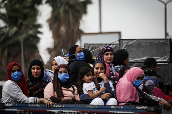 مصريات يرتدي بعضهن كمامات للوقاية من فيروس كورونا