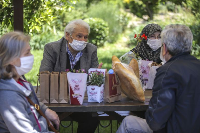 تركيا تخفف تدابير فيروس كورونا الاحترازية لكبار السن في عيد الفطر