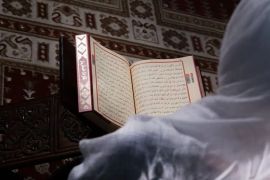 الحيض لا يمنع المرأة من تلاوة القرآن (مواقع)