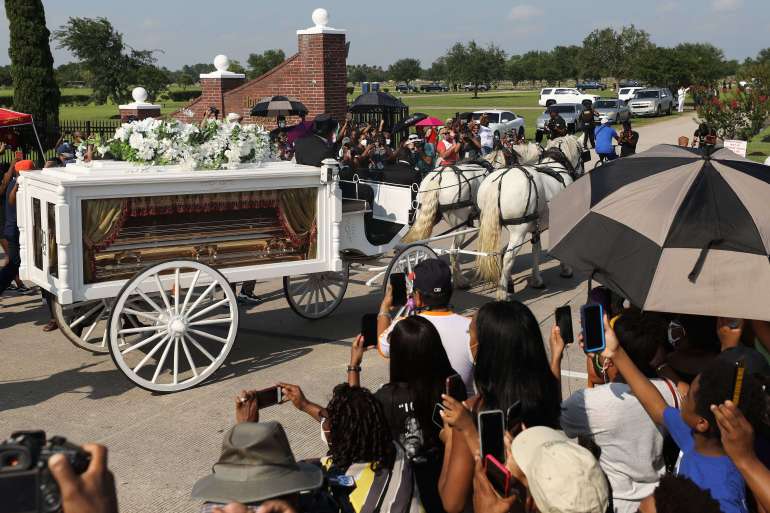 نقل نعش جورج فلويد الذهبي بواسطة عربة تجرها أحصنة إلى مثواه الأخير بجانب قبر والدته بمدينة هيوستنن