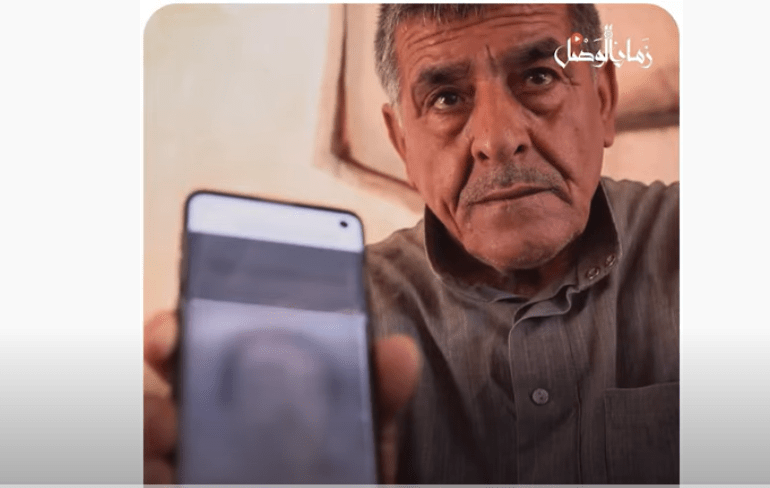 الأب تعرف على صورة ابنه الذي قضى بسبب التعذيب في سجون النظام السوري