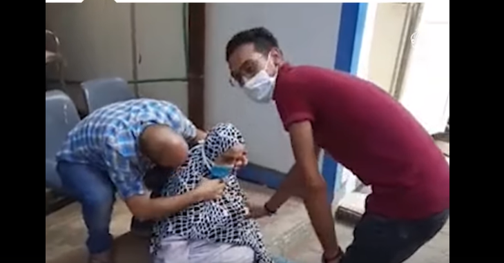مواطن مصري يستغيث لإنقاذ والدته من الموت بعد رفض إحدى المستشفيات الحكومية استقبالها