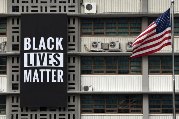 حياة السود مهمة.. لافتة ضخمة على مبنى السفارة الأمريكية في كوريا الجنوبية