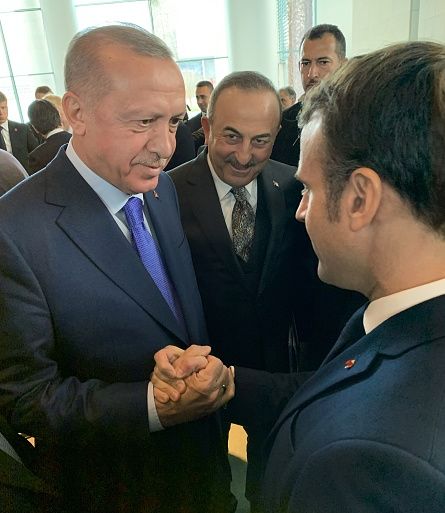 الرئيس الفرنسي إيمانويل ماكرون(يمين) والرئيس التركي رجب طيب أردوغان(يسار) خلال قمة في برلين بشأن ليبيا