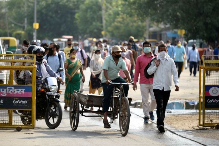 عمال يتدفقون إلى المصانع في العاصمة الهندية