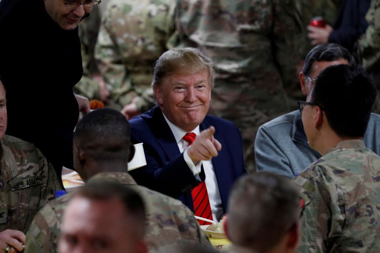الرئيس الأمريكي دونالد ترمب وسط جنود أمريكيين خلال زيارة غير معلنة لقاعدة باغرام الجوية بأفغانستان