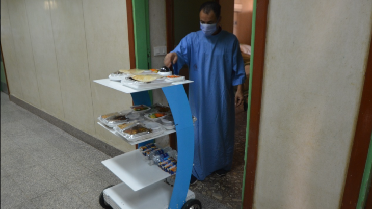 طالب مصري يبتكر روبوت لمساعدة مرضى كورونا وحماية الأطقم الطبية من العدوى