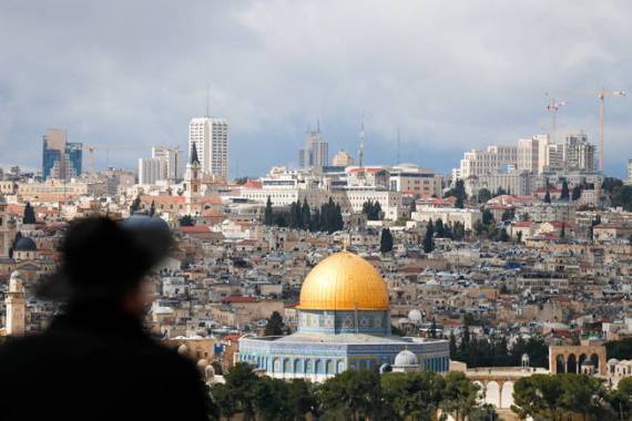 متطرف يهودي ينظر إلى مدينة القدس