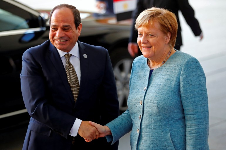 المستشارة الألمانية أنغيلا ميركل (يمين) والرئيس المصري عبد الفتاح السيسي (يسار)