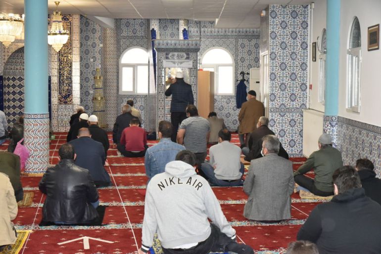 مسلمون يؤدون الصلاة في أحد مساجد شمال فرنسا