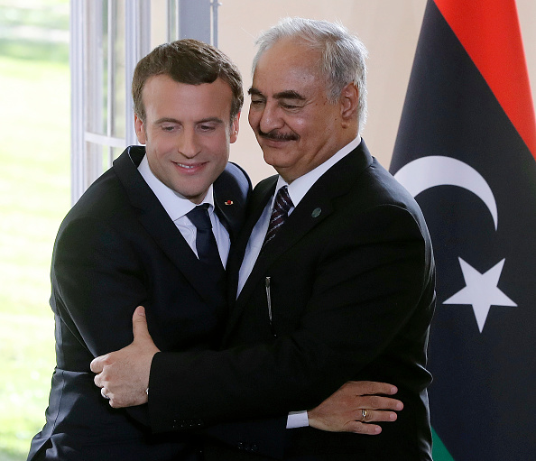 صورة تعود لعام 2017 عندما استقبل الرئيس الفرنسي إيمانويل ماكرون في باريس خليفة حفتر