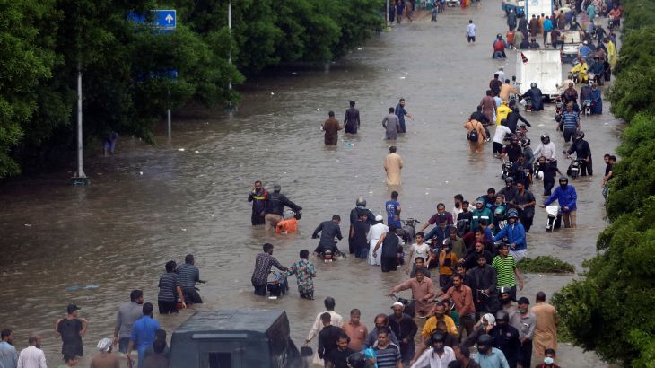 الأمطار الغزيرة في كراتشي تُجبر السكان على ترك منازلهم