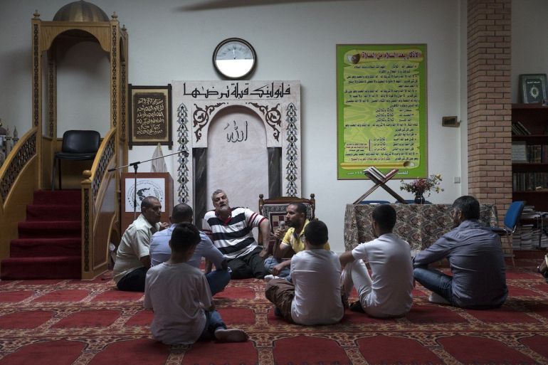 عدد من المسلمين في أحد مساجد اليونان