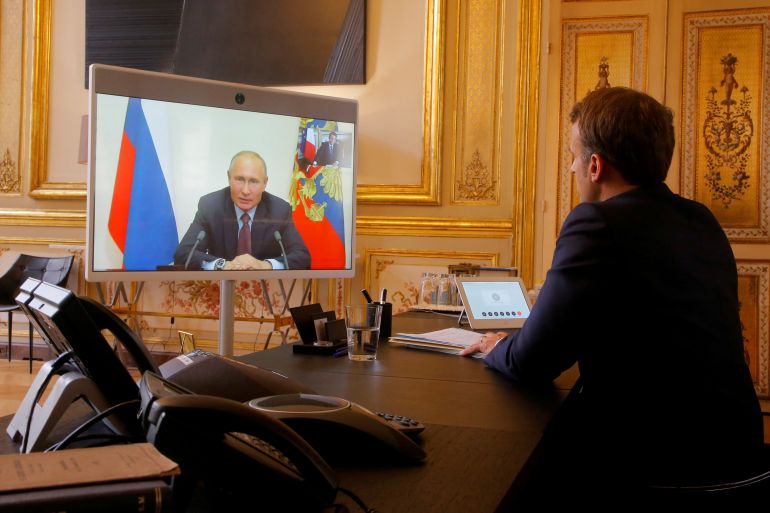 الرئيس الفرنسي إيمانويل ماكرون ونظيره الروسي، فلاديمير بوتين