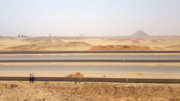 أحد الطريقين يمر على مسافة 2.5 كيلومتر من الأهرامات