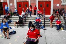 لضمان السلامة: مدرسون أمريكيون يتابعون مهامهم أمام أبواب المدرسة 