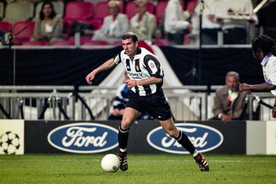 زين الدين زيدان لاعب يوفنتوس خلال مباراة دوري أبطال أوربا بين يوفنتوس وريال مدريد في 20 مايو 1998 في أمستردام بهولندا.
