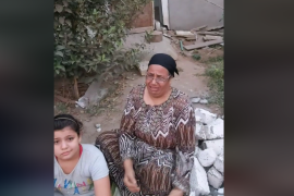 جلست المواطنة المصرية تبكي على أنقاض منزلها المهدم رغم التزامها بقانون التصالح